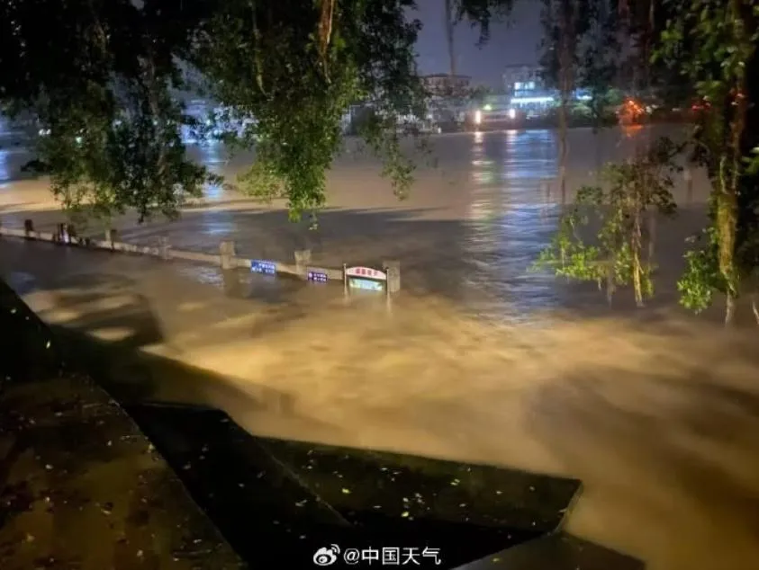 颱風「沙德爾」登陸福建漳州造成多地淹水。（圖／翻攝微博「中國天氣」）