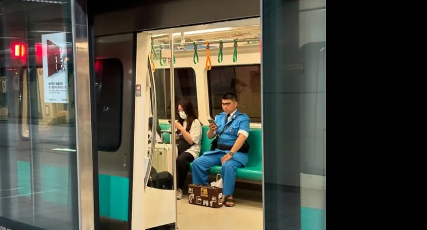兩津勘吉搭高捷。（圖／翻攝自臉書／重機車友 ❘ 各區路況天氣、資訊分享中心）