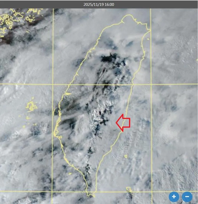 前中央氣象局長鄭明典在19日的衛星雲圖上,發現台灣上空有個X符號。(圖/翻攝自Facebook@鄭明典)