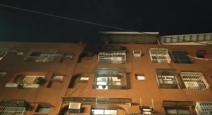 鹽埕區公寓火警，25歲女子意識不清送醫搶救。（圖／警方提供，下同）