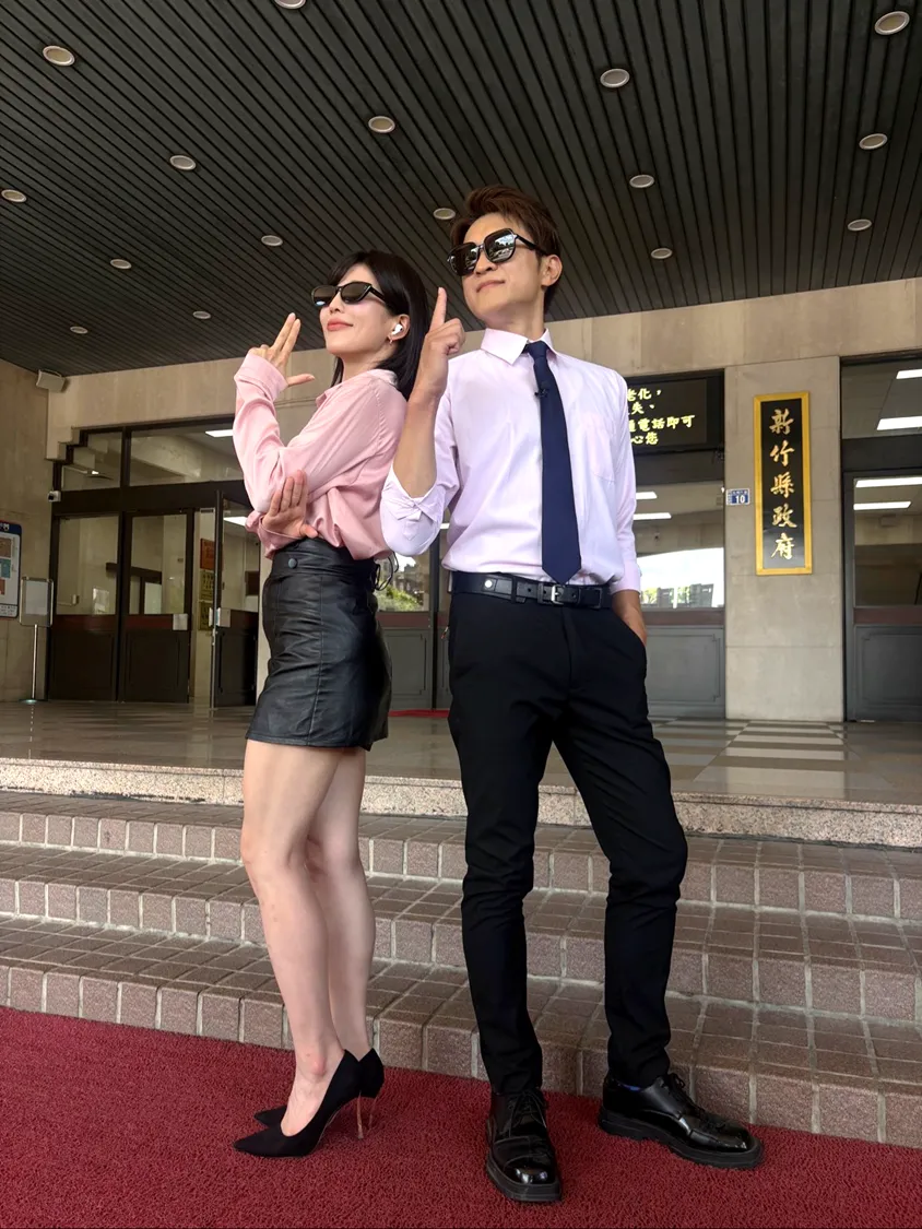 中天主播簡至豪首搭啦啦隊女神壯壯，化身特工解碼「智慧沙盒創新計畫」任務。（圖/一起看City製作單位提供）