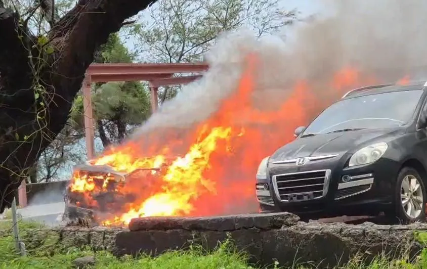省道台1線枋山路段旁一處停車場驚見火燒車。（圖／翻攝畫面）