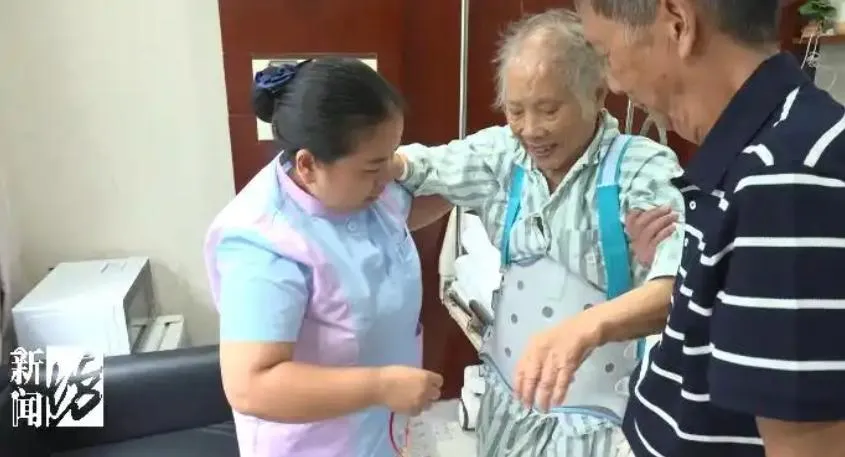 醫療團隊為吳阿婆實施腰椎減壓植骨融合內固定術。(圖/翻攝新聞坊)