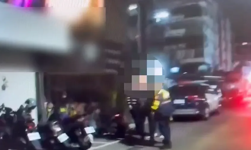 楊姓男子酒後情緒失控，不僅毀損警用巡邏車設備，更揮拳攻擊執勤警員。（圖／翻攝畫面）