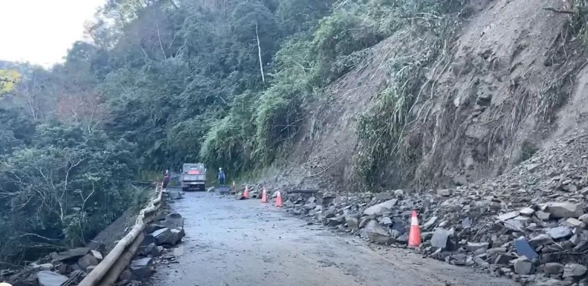 太平山國家森林遊樂區內道路宜專1線8.5公里處邊坡落石。（圖／太平山國家森林遊樂區臉書）
