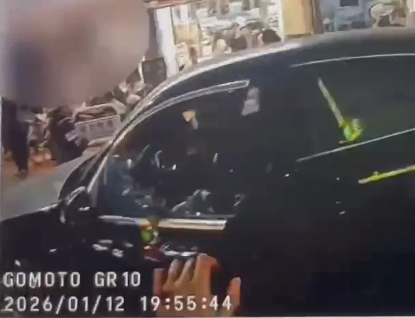 執勤員警破窗逮住不肯下車的許男。(圖/翻攝畫面)