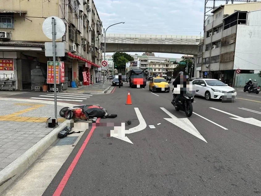 車禍現場血跡斑斑。（圖／翻攝畫面）