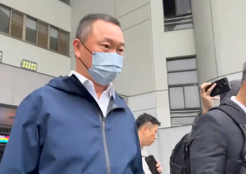 新光三越中港店許姓店長今天出庭否認犯罪。（圖／翻攝畫面）