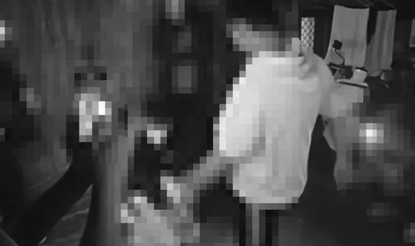 男學生下跪磕頭仍遭狠踹。(圖/翻攝畫面)