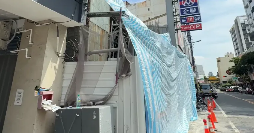 台南市工務局初判，建商在建築結構施工時，模板支撐不足所致，導致灌漿時爆模。（圖／中天新聞）
