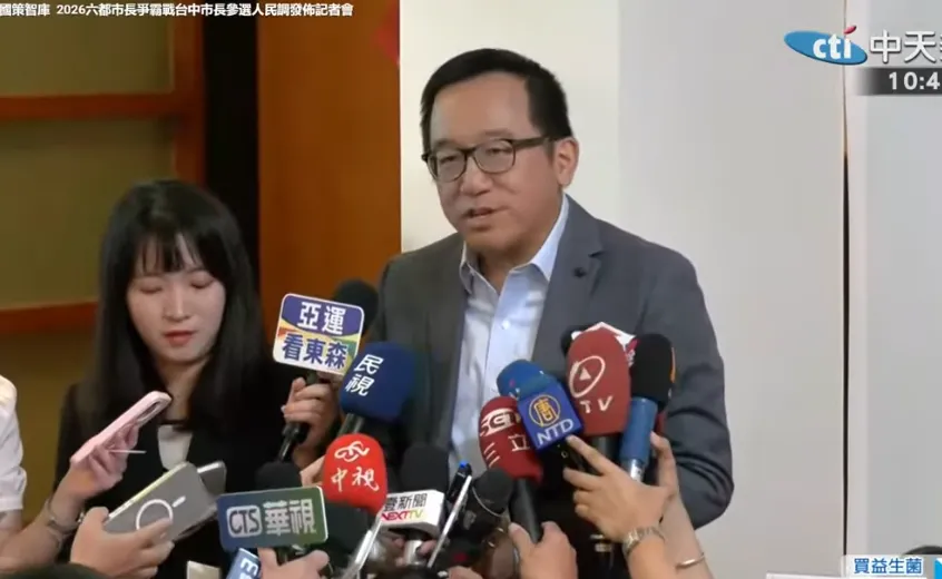 凱達格蘭基金會執行長陳致中17日被媒體包圍關切其姊姊陳幸妤的近況。（圖／中天新聞）