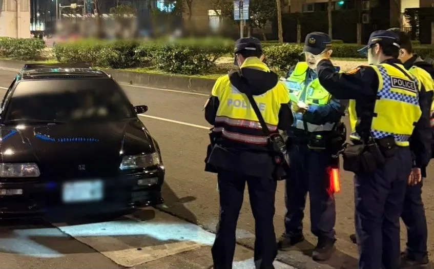 警方鐵腕取締畫面。(圖/警方提供)