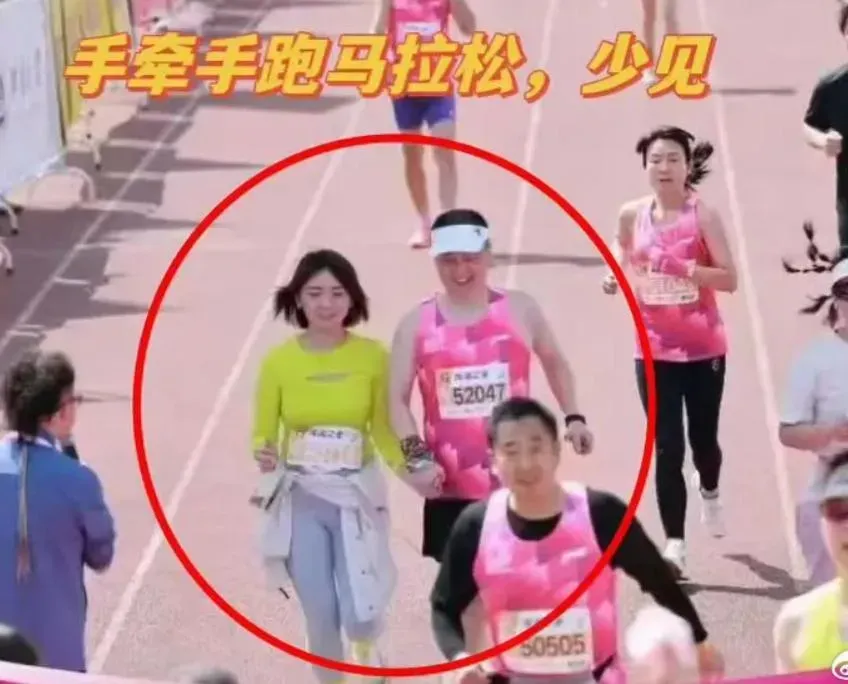 被拍到疑似帶小三跑馬拉松的董事長。（圖/翻攝新浪微博）