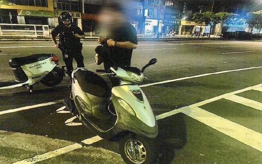 男子騎乘失竊機車遭警方攔查逮獲。(圖/翻攝畫面)