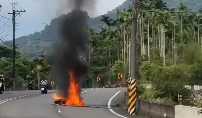 苗栗縣台3線獅潭路段30日上午發生重機自摔起火事故。（圖／警方提供，下同）