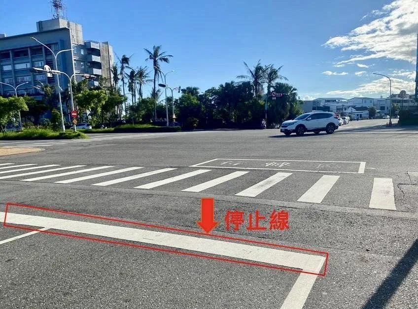 停紅燈位置越過停止線小心被開罰。(圖/台東縣警察局臉書)