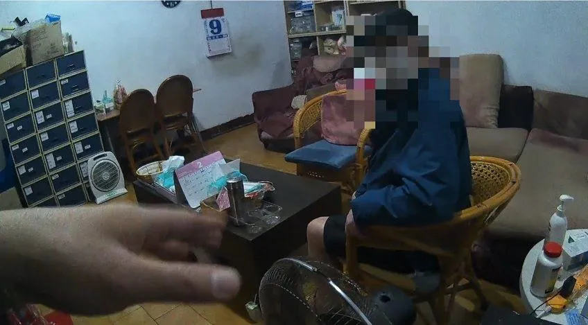 員警安全護送婦人返家，家屬對警方即時伸出援手、熱心協助深表感激。（圖／警方提供）