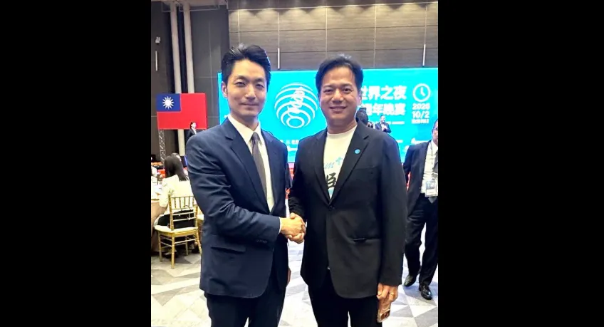 民眾黨竹北市長參選人邱臣遠2日在活動中「巧遇」台北市長蔣萬安。（圖／邱臣遠臉書）