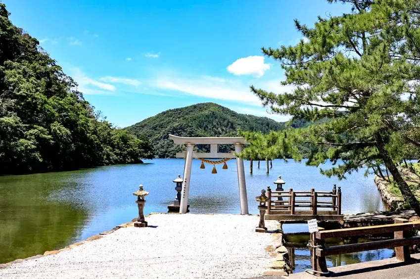 長崎縣「和多都美神社」。（圖／翻攝Instagram@tsushima_watadzumijinja）