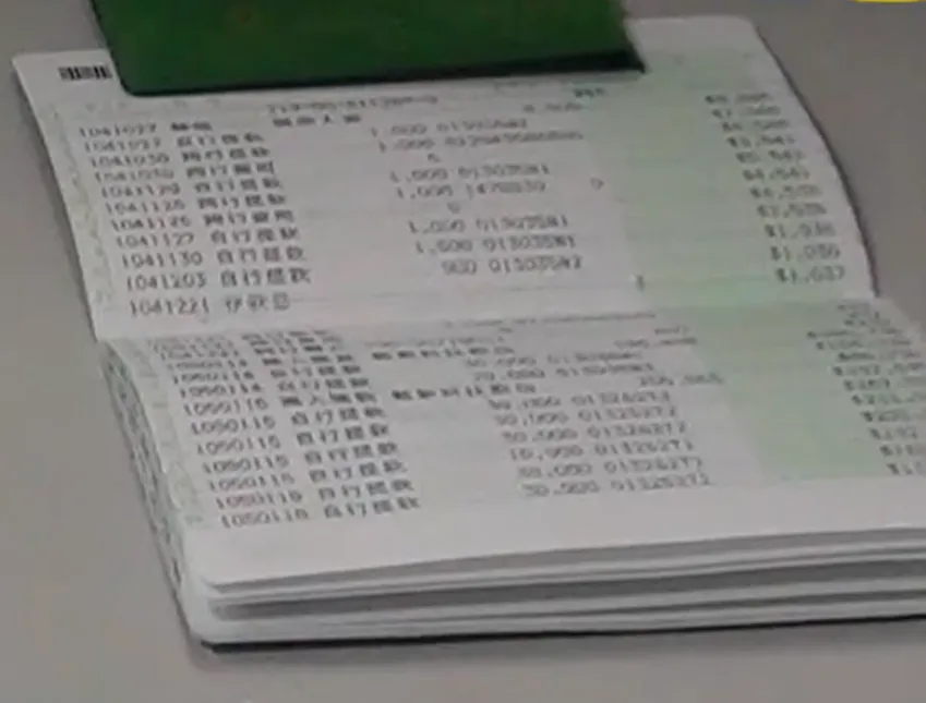 有民眾發現,若將存摺和磁吸式行動電源放一起則容易消磁。(示意圖/中天新聞)