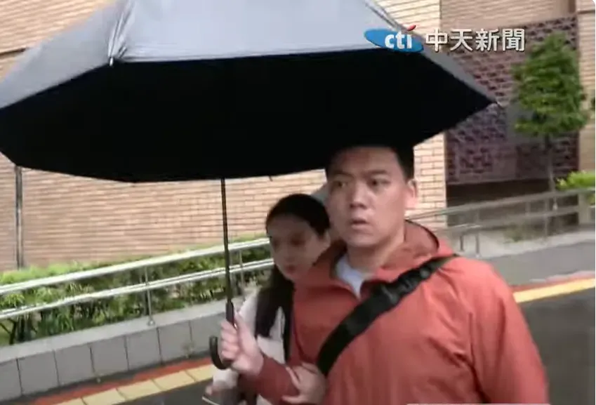 賴苡任與胞妹律師步出北檢。（圖／中天新聞）