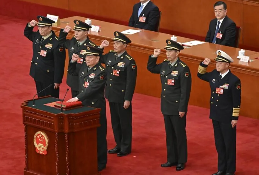 2023年3月11日，中央軍委副主席、委員進行憲法宣誓，6人中5人先後落馬。（資料照／新華社）