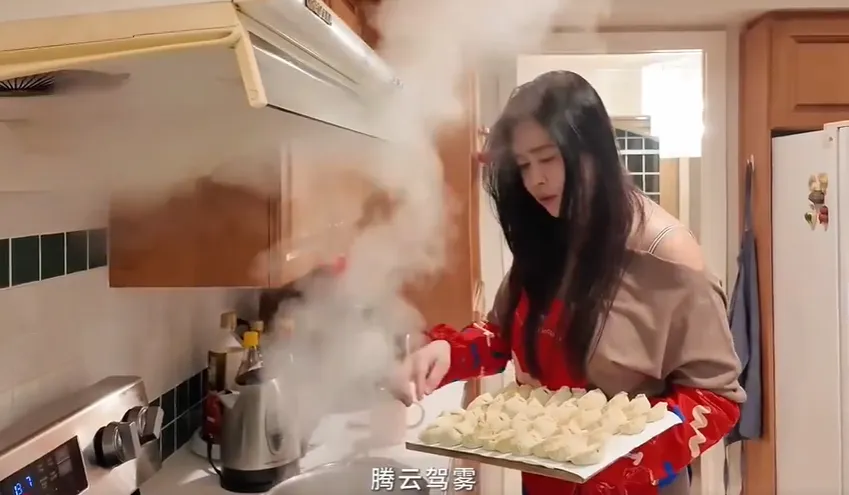 王祖賢親自包餃子。(圖/翻攝自王祖賢小紅書)