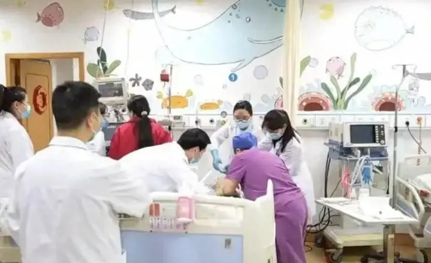 男童因嗆到在ICU搶救中。（圖／翻攝極目新聞）