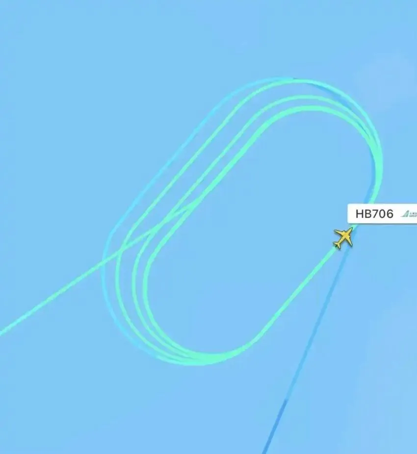 香港飛往台北HB706航班因大霧在新竹外海盤旋7圈後折返。 （圖／翻攝每日經濟新聞）