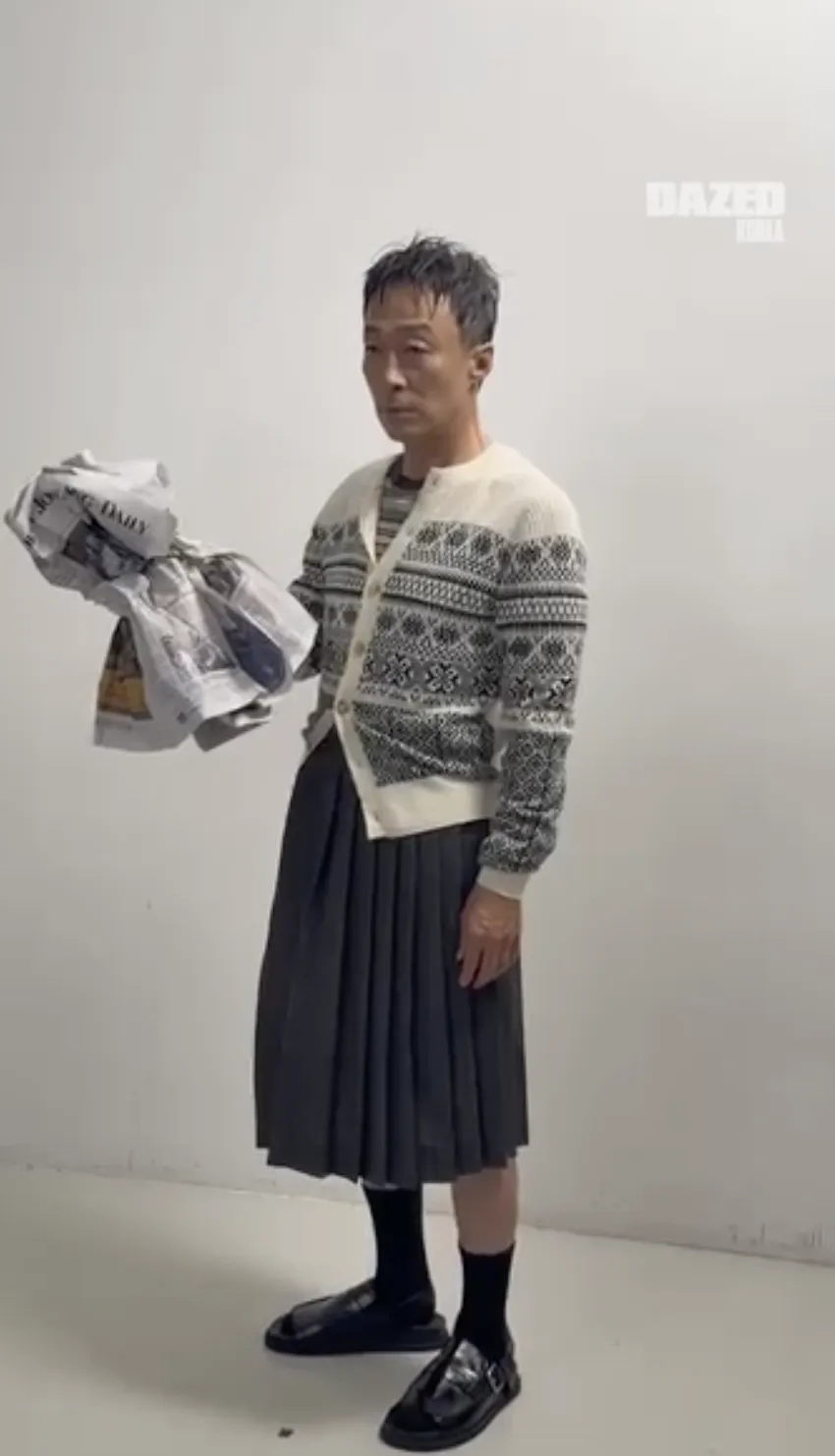 李星民挑戰褲裙等突破性造型,展現與以往截然不同的時尚魅力。(圖/翻攝自DAZED KOREA IG)
