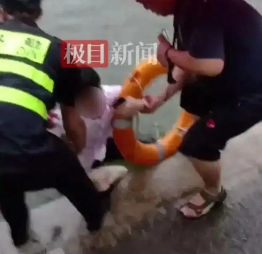 張姓男乘客被救上岸後大喊「我要面試」。（圖／翻攝極目新聞）