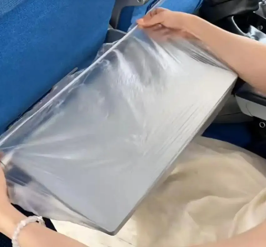 甚至連小桌板也有免洗套。（圖／翻攝微博）