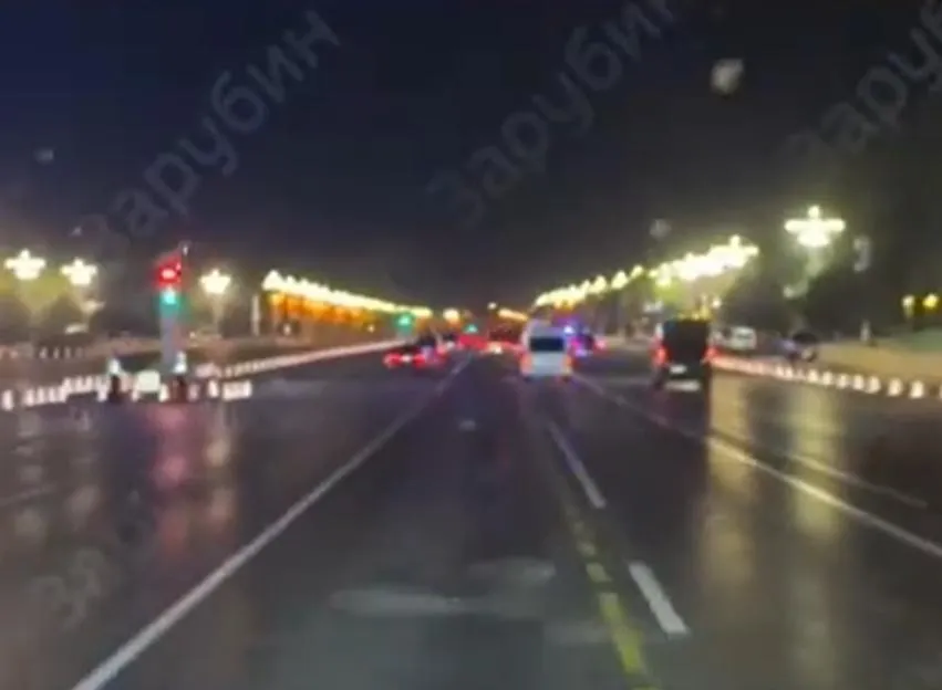 俄羅斯總統普丁車隊2日凌晨經過天安門。(圖/翻攝環球時報)