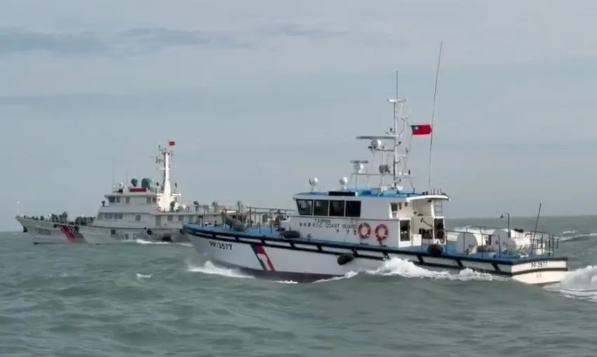 大陸海警船（左）與我海巡署船隻（右）。（圖／海巡署提供）