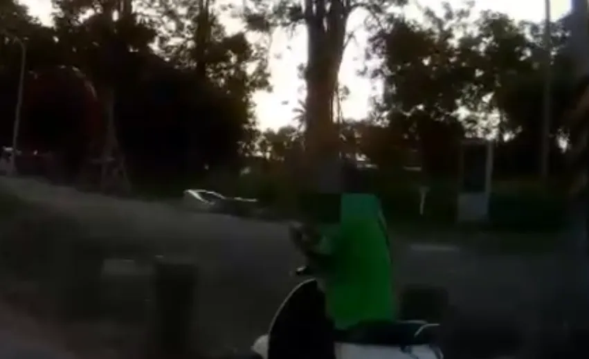 員警巡邏過程中，在左營區軍校路與世運大道口鎖定註銷機車，逮捕51歲黃姓毒品通緝犯歸案。（圖／警方提供）