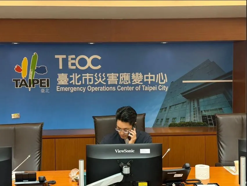 蔣萬安留守災害應變中心一夜。（圖取自羅智強臉書）