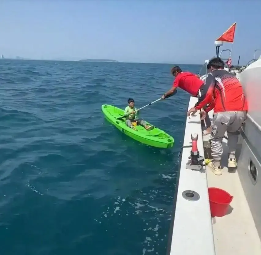男童獨自出海釣魚被沖走，漂流一整夜才被救起。（圖／翻涉極目新聞）