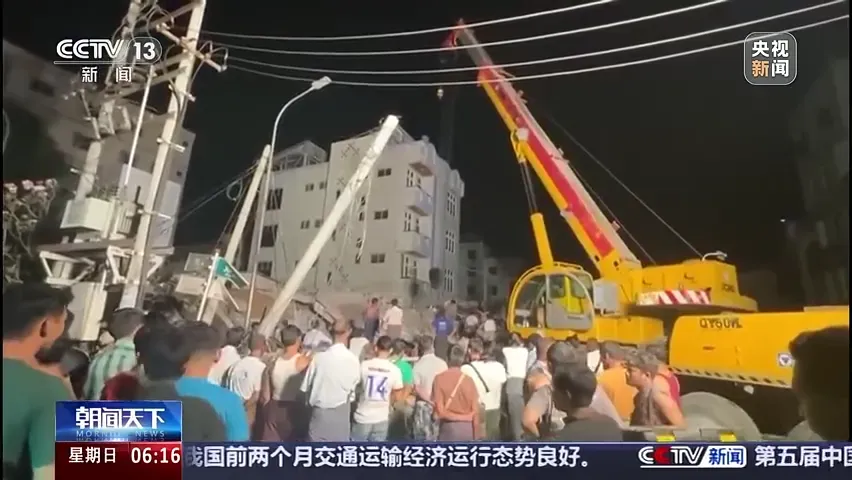 瓦城的建築物發生嚴重坍塌。（圖／翻攝《央視》）