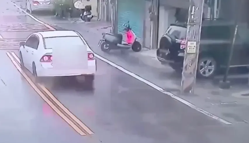 警方一路尾隨轎車最終於死巷內逮獲駕駛。（圖／翻攝畫面）