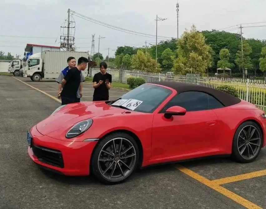劉男到案供稱詐騙錢財都供女友揮霍買豪車、豪宅。（圖／翻攝成都日報）