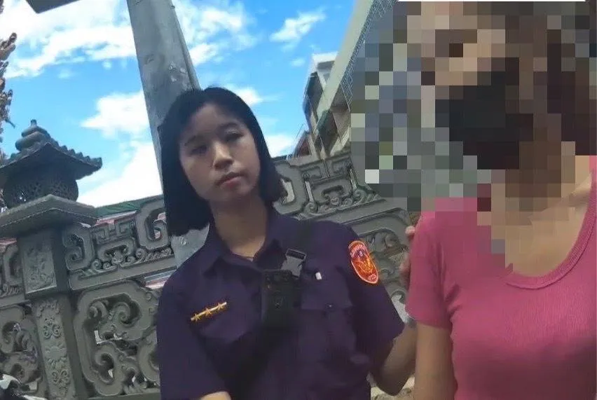連女經查驗身分後，確認為毒品通緝犯，當場遭警方逮捕。（圖／中天新聞）