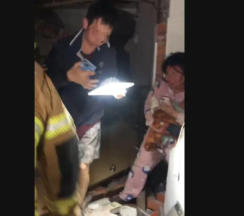 台南平房倒塌受困民眾遭掉落物砸傷滿臉是血。（圖／台南消防局提供）