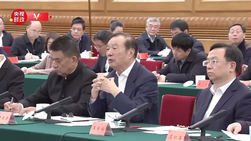 華為創始人任正非(中)在會中發言。(圖/翻攝《央視網》)