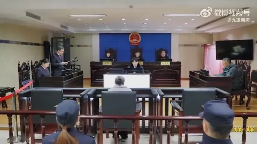 近日,當地法院以故意殺人罪(未遂)判處李秀(中間背影)有期徒刑4年。(圖/翻攝自微博)