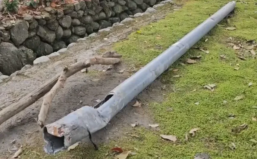 招魂現場還看到昨天被電動小火車事故撞翻的路燈。（圖/中天新聞）