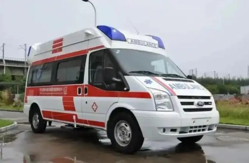 陸「黑救護車」亂收費嚴重，連蓋被都得「加價」。（圖／翻攝中國青年網）
