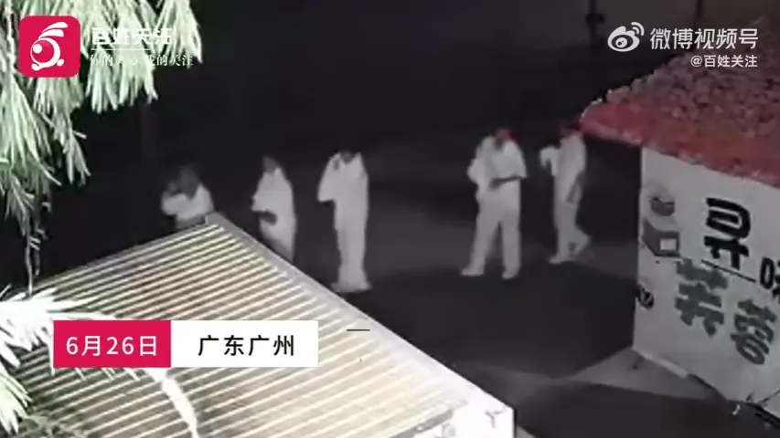 陸網流傳一段「白衣夜行」的影片。（圖／翻攝微博@百姓關注）