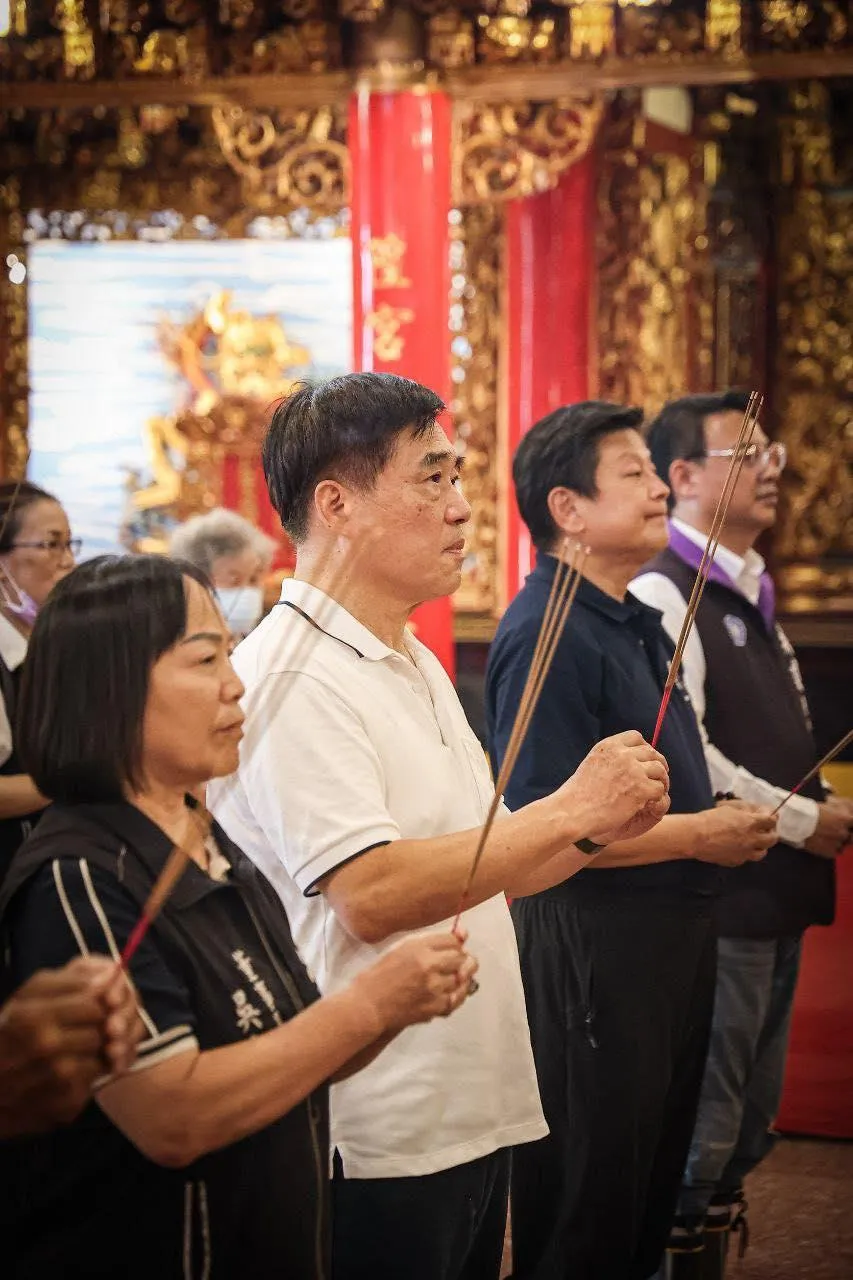 郝龍斌赴花蓮在傅崐萁陪同下拜廟。(圖/翻攝郝龍斌臉書)