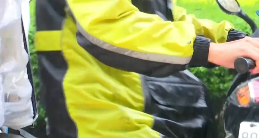 有網友因將輕便式雨衣丟入路邊垃圾桶而收到違規罰單。（示意圖／中天新聞）