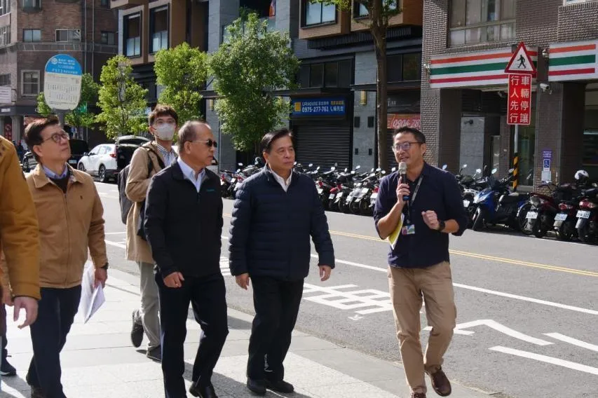 交通部次長陳彥伯視察中和四號公園示範區。(圖/新北市政府提供)